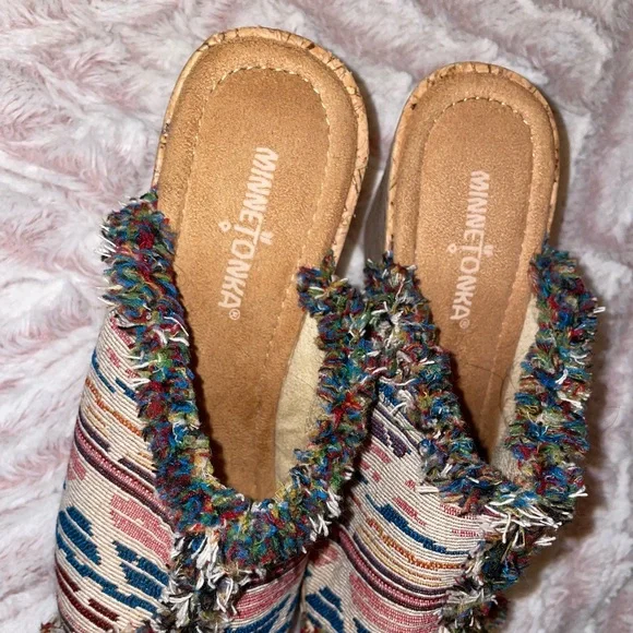 Minnetonka Wedges. Heel. Tan. Size 7 - Picture 4 of 5